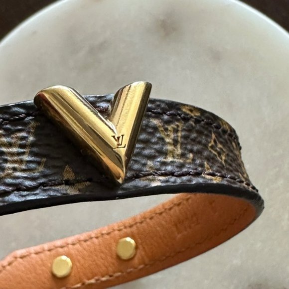 Authentic Louis Vuitton Essential V Bracelet - Picture 2 of 13